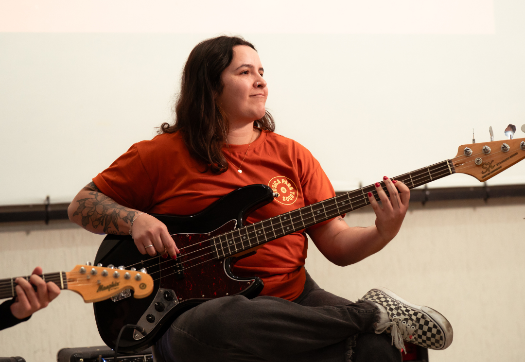 [FOTOS] Prática artística de guitarra, baixo e bateria projeto Música Para Todos