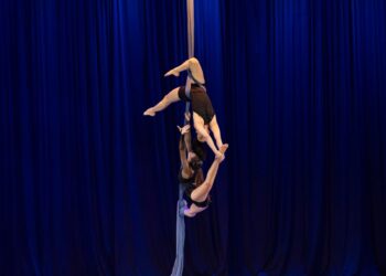 Espetáculo Eleva reúne alunos e grupos especiais de acrobacia aérea da SCAR